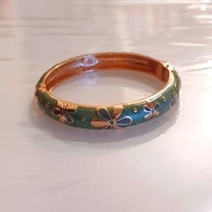 Green flower clasp bracelet